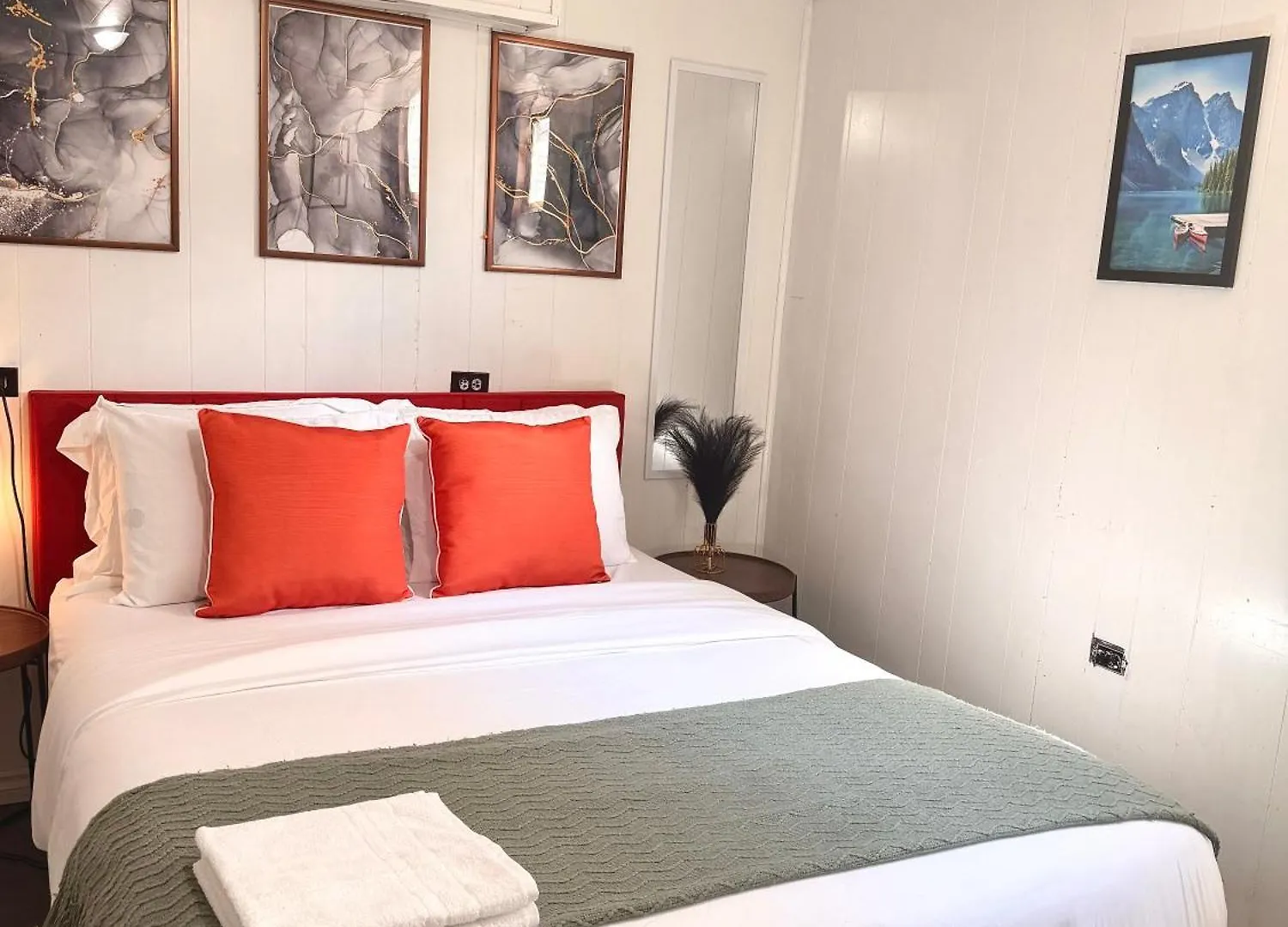 5Bed Family House Londonderry Mall Edmonton 0*,